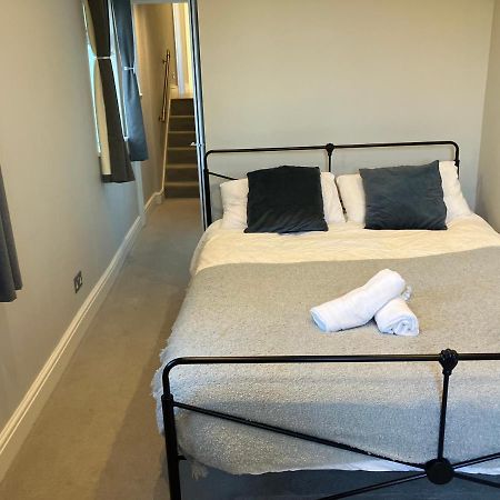 Appartamento Splendid 2 Bed Flat With Private Terrace In Wimbledon - 2 The Queens Londra Esterno foto