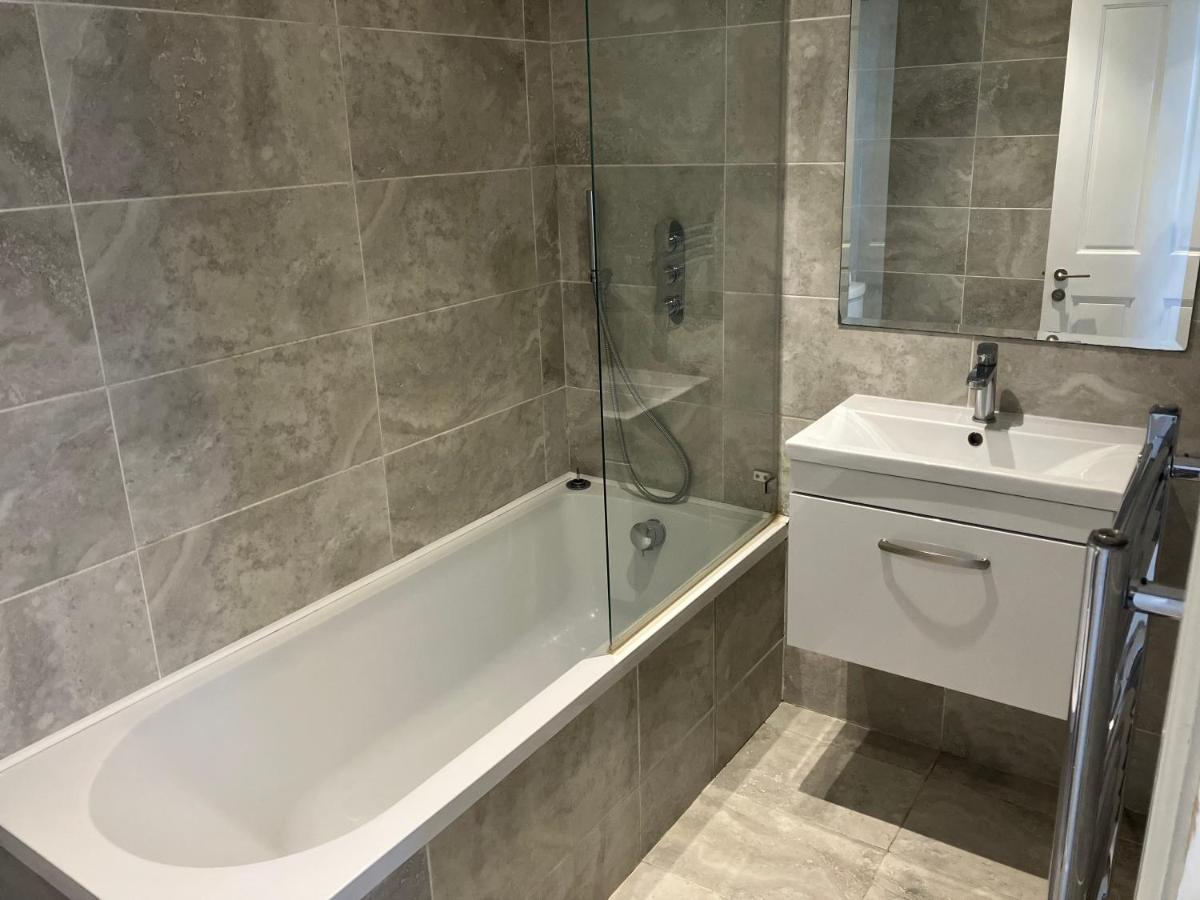 Appartamento Splendid 2 Bed Flat With Private Terrace In Wimbledon - 2 The Queens Londra Esterno foto