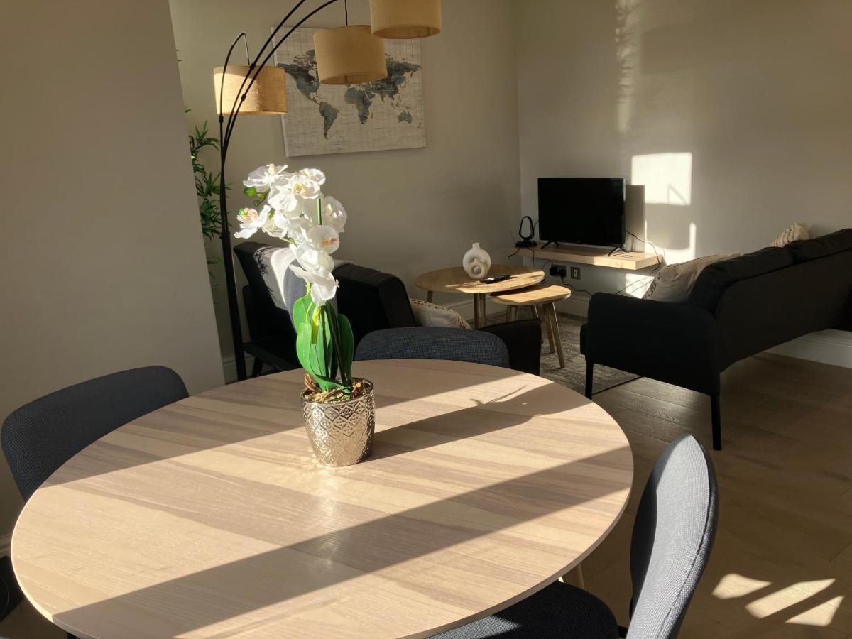 Appartamento Splendid 2 Bed Flat With Private Terrace In Wimbledon - 2 The Queens Londra Esterno foto