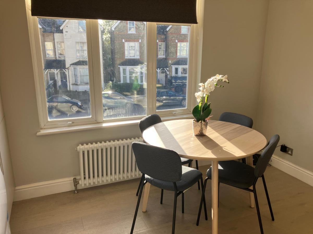 Appartamento Splendid 2 Bed Flat With Private Terrace In Wimbledon - 2 The Queens Londra Esterno foto