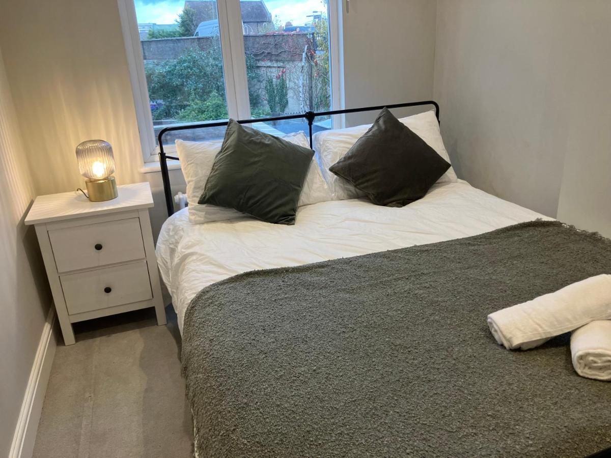 Appartamento Splendid 2 Bed Flat With Private Terrace In Wimbledon - 2 The Queens Londra Esterno foto